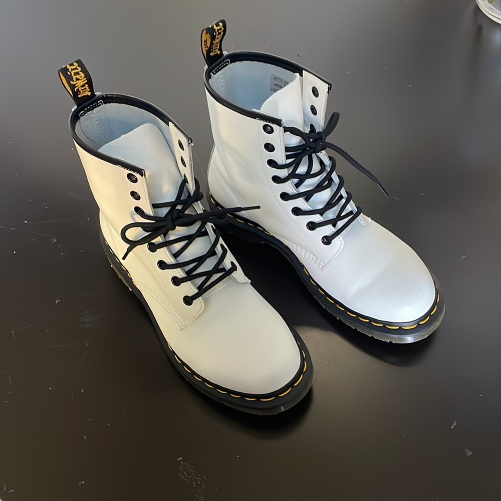 Dr Martens smooth leather lace up white boots Size US 8 EU 39 - Picture 1 of 9